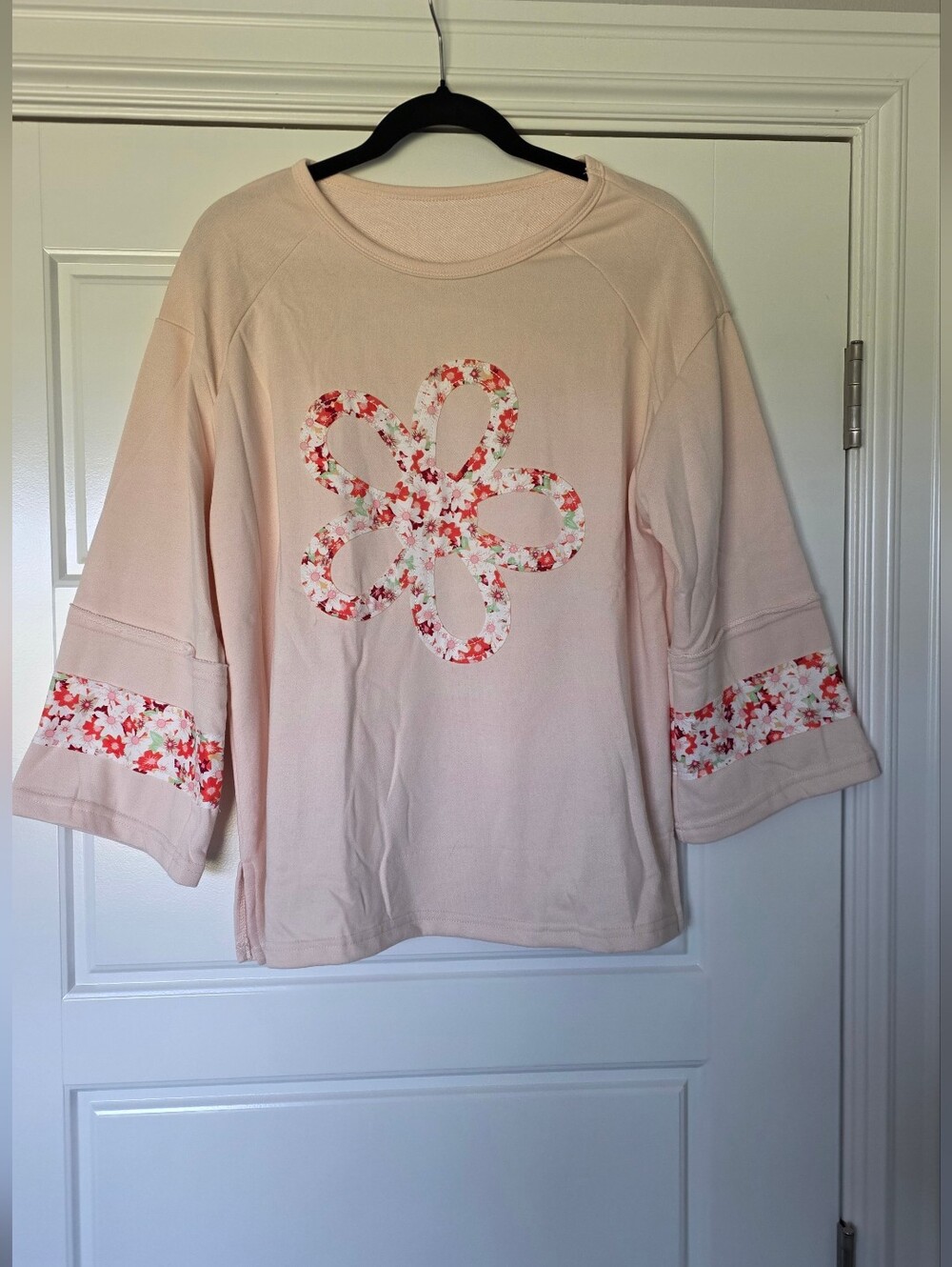 NEW IN PACKAGE Women’s Floral Appliqué Light Beige/Pale Peach Top Size Small